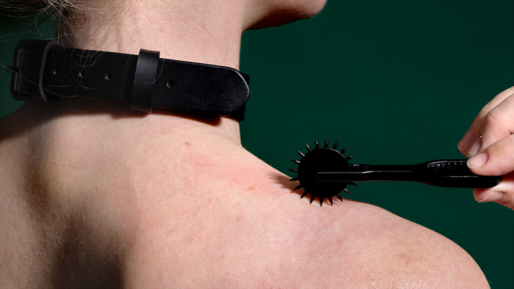 Ein Nadelrad auf einer Schulter