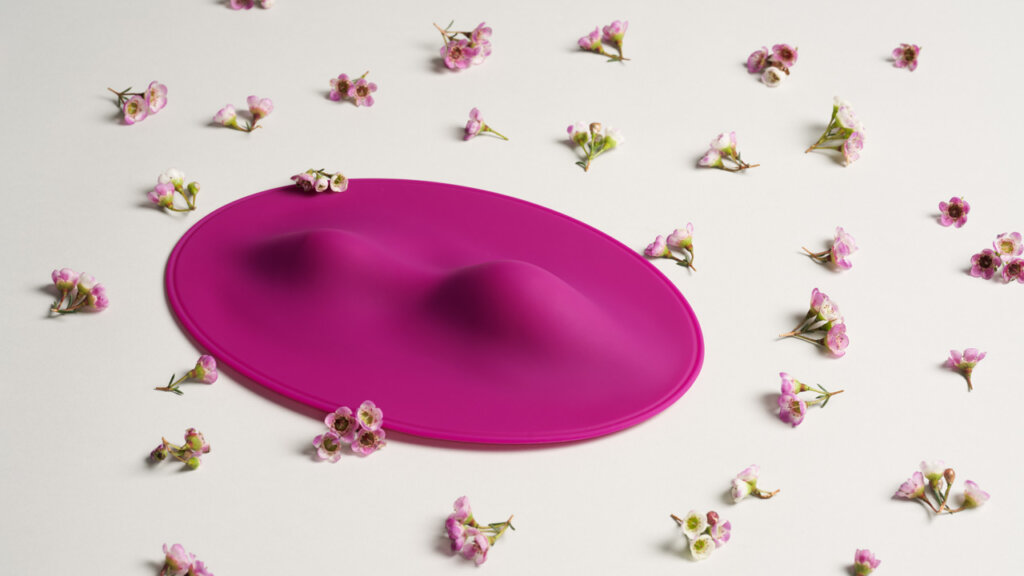 Stimulateur clitoridien Vibe Pad violet et de nombreuses petites fleurs