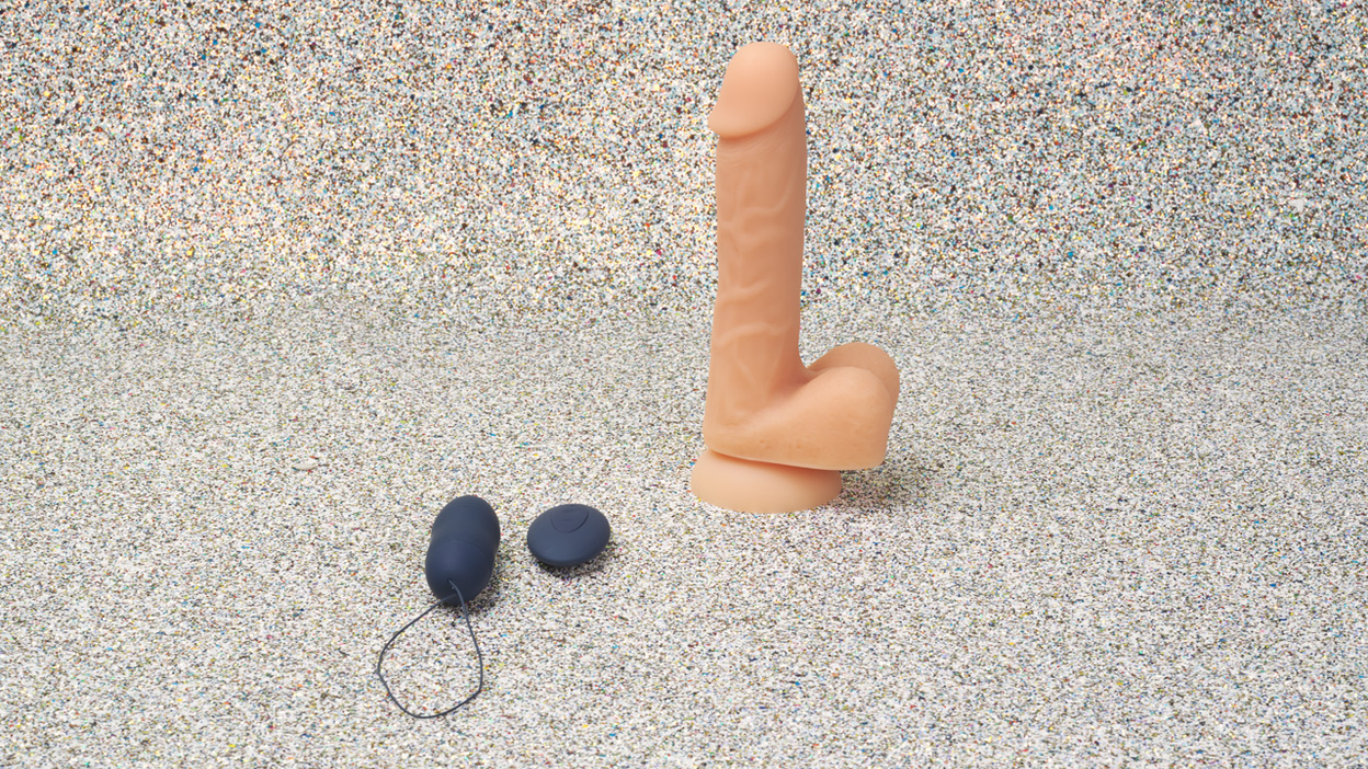 Naturgetreuer Dildo in Beige und ein blaues Vibro-Ei