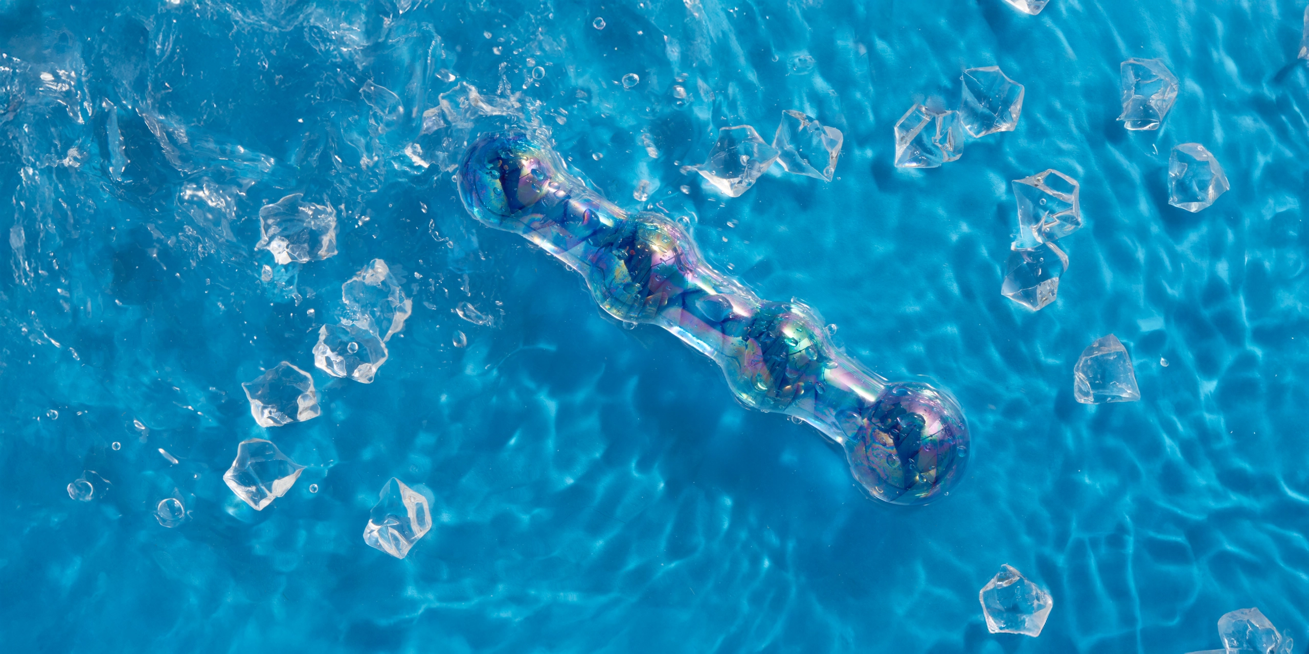 Verschillende glazen dildo's op een rijtje