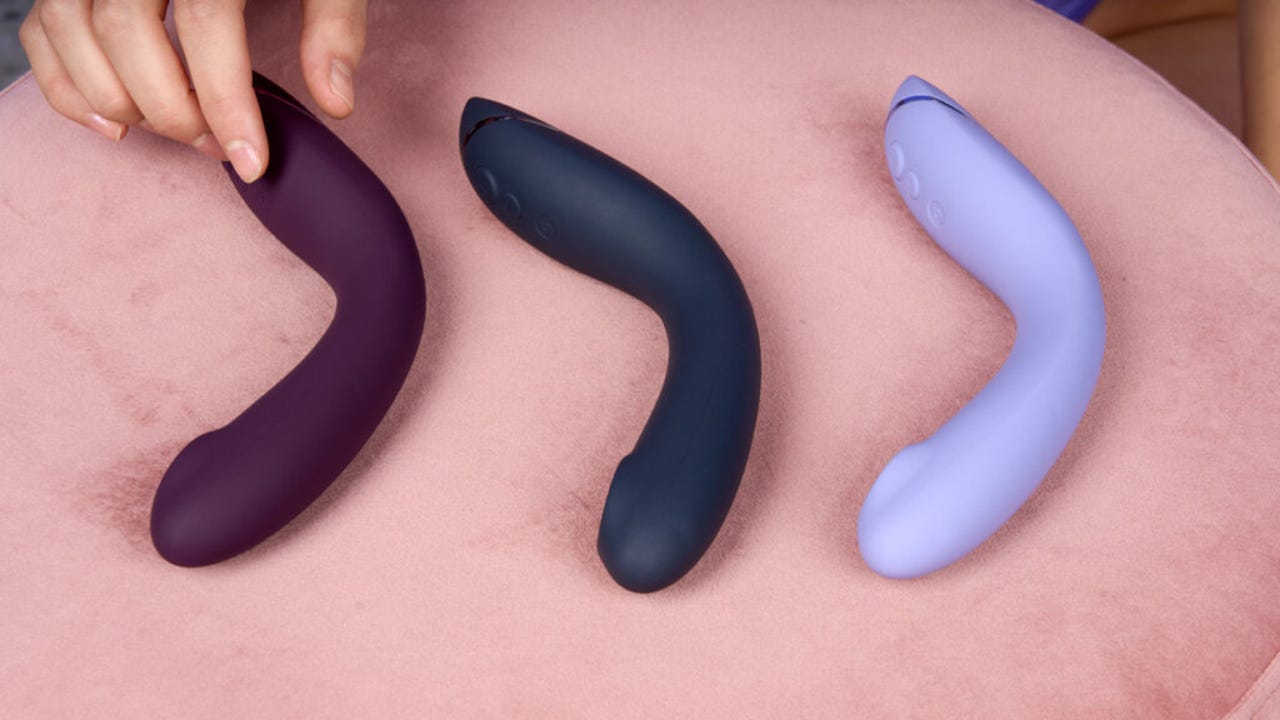 Drei Sexspielzeuge in verschiedenen Farben liegen nebeneinander