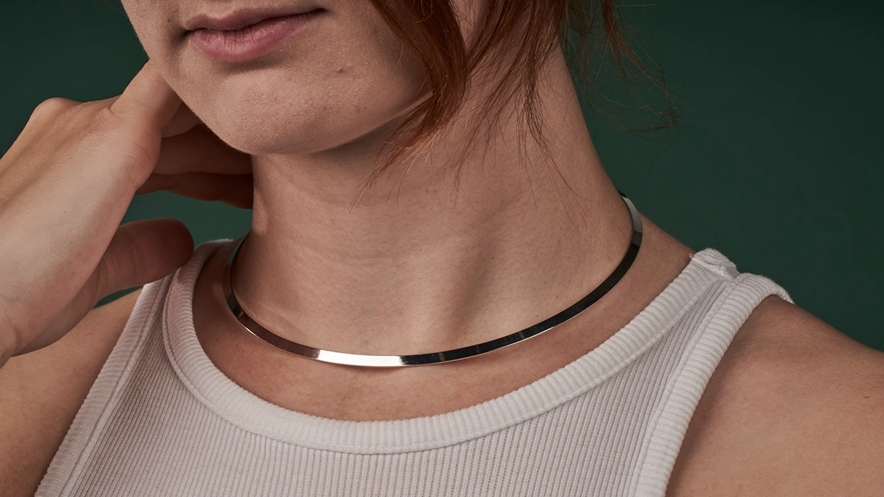 Gros plan d'une personne avec un collier