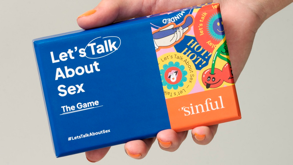 Lähikuva kädestä, joka pitelee Sinful Let's Talk About Sex - The Game -peliä