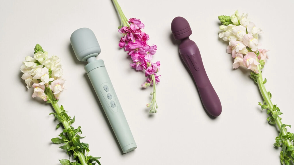 Massagestäbe und Blumen
