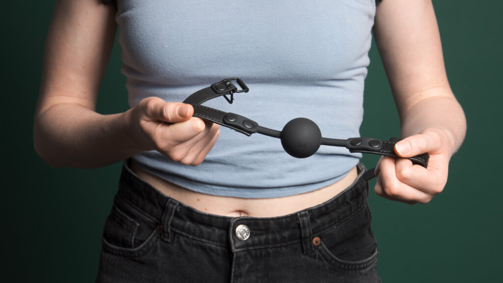 Femme debout avec un bâillon dans les mains