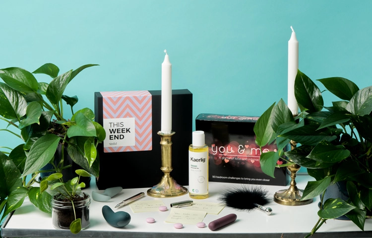 Bloemen, kaarsen en seksspeeltjes staan bij elkaar op een tafel