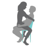 Illustrasjon av sexstilling der en person sitter på en stol og den andre sitter over skrevs