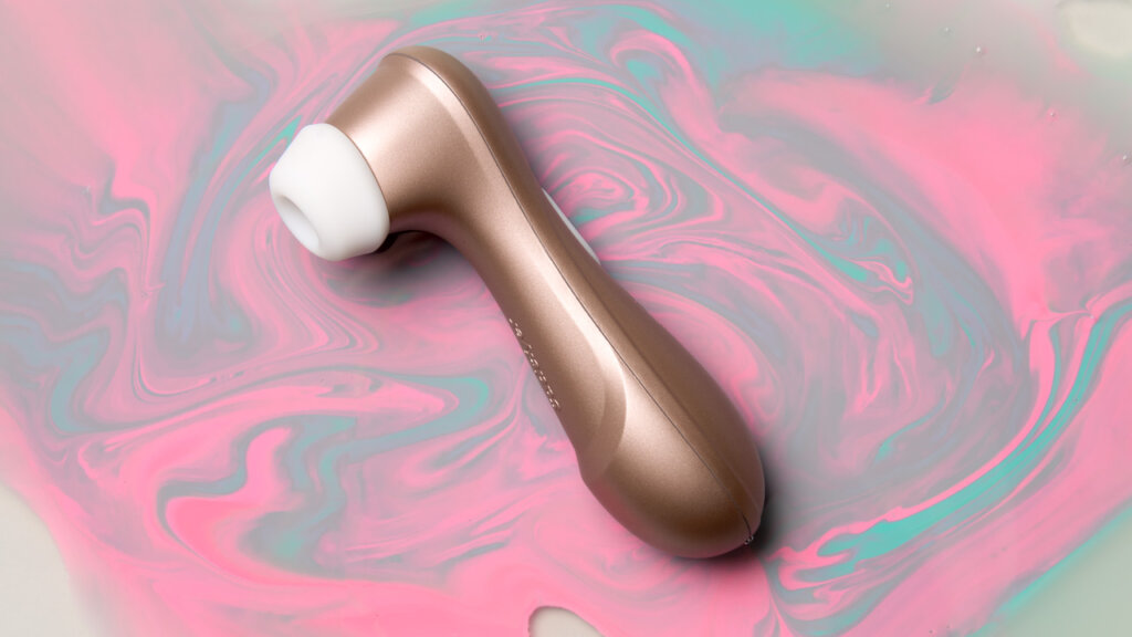 En hand som håller i en Satisfyer Pro 2 Next Generation