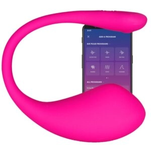 Rosa Lovense Lush 3, en g-punkts- og klitorisvibrator med en mobil i bakgrunnen
