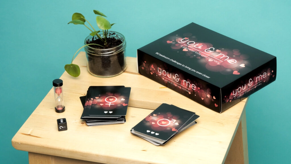 Box, Karte, Sanduhr und Würfel auf einem Tisch