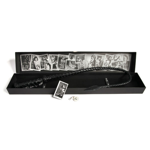 Bettie Page Longing For Leather Tjurpiska 1