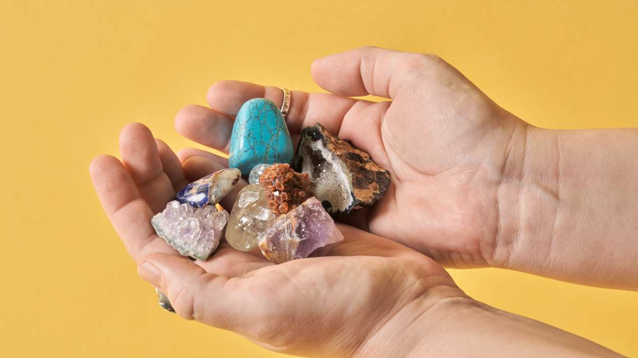 Stenar och kristaller i ett par händer