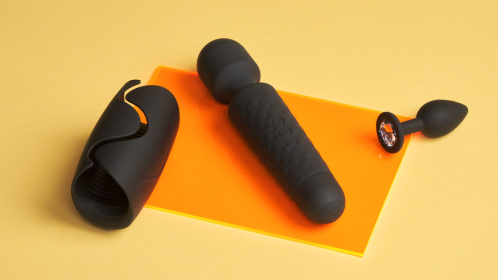 Sextoys sur une feuille orange