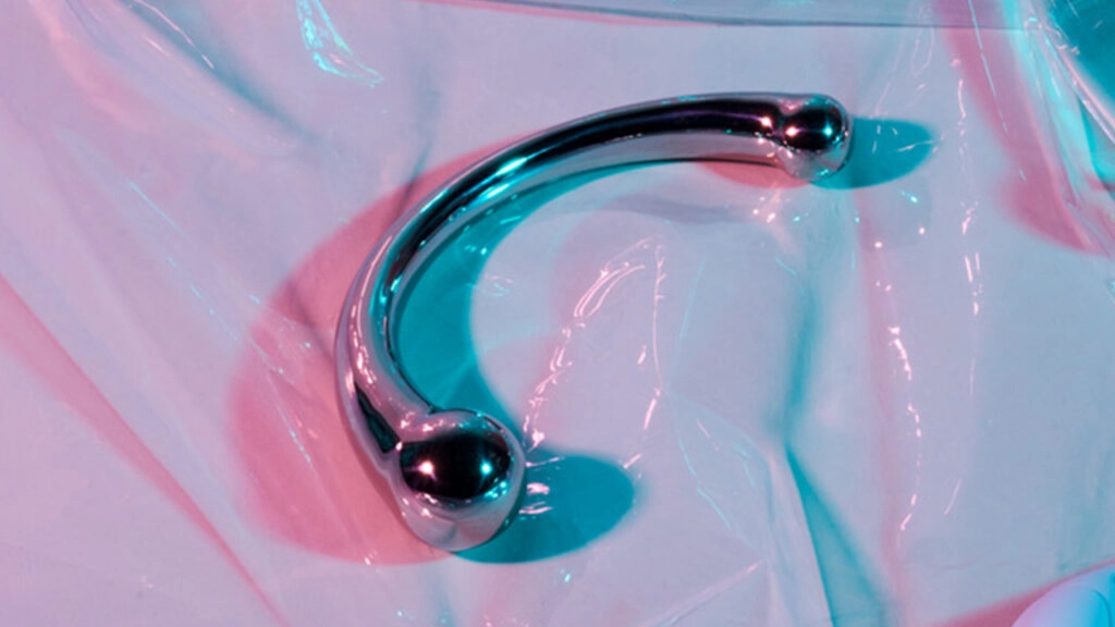 Nærbilde av en dildo i stål