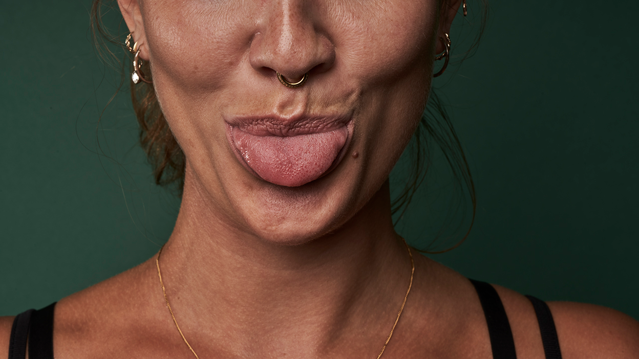 Close-up van een persoon die een tong uit steekt