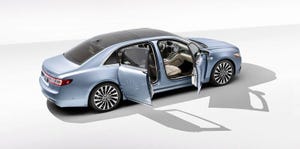 ’19 Continental Coach Door Edition’s stretched wheelbase expands legroom.