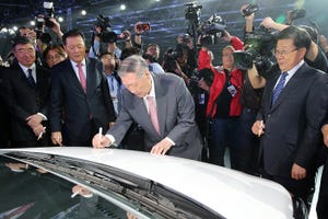Chung signs hood of first Verna Yuena at Cangzhou