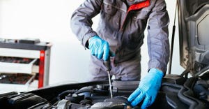 auto mechanic with gloves (1)