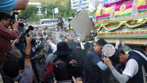 Police break up rally by Hyundai auto workers days before August 2013 strike