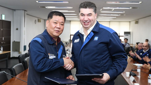 Union chief Kim left GM Korea CEO Kazim at signing of wagefreeze agreement
