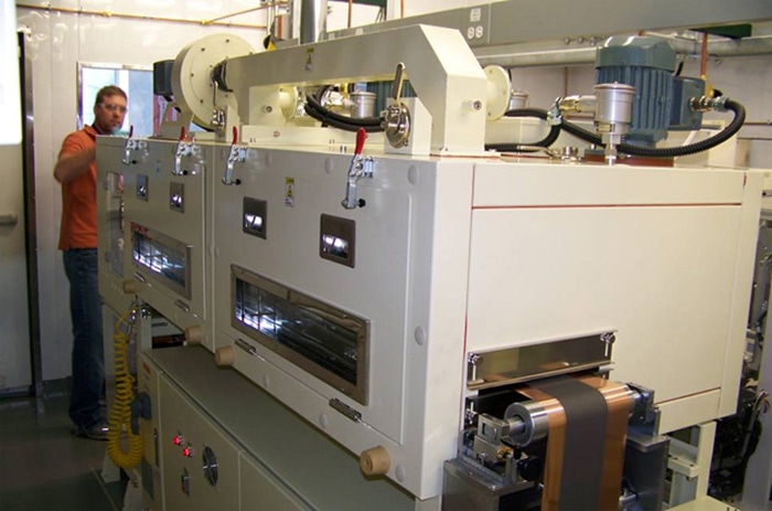 KentuckyArgonne worker coats electrode material used to make lithiumion batteries KentuckyArgonne worker coats electrode material used to make lithiumion batteries