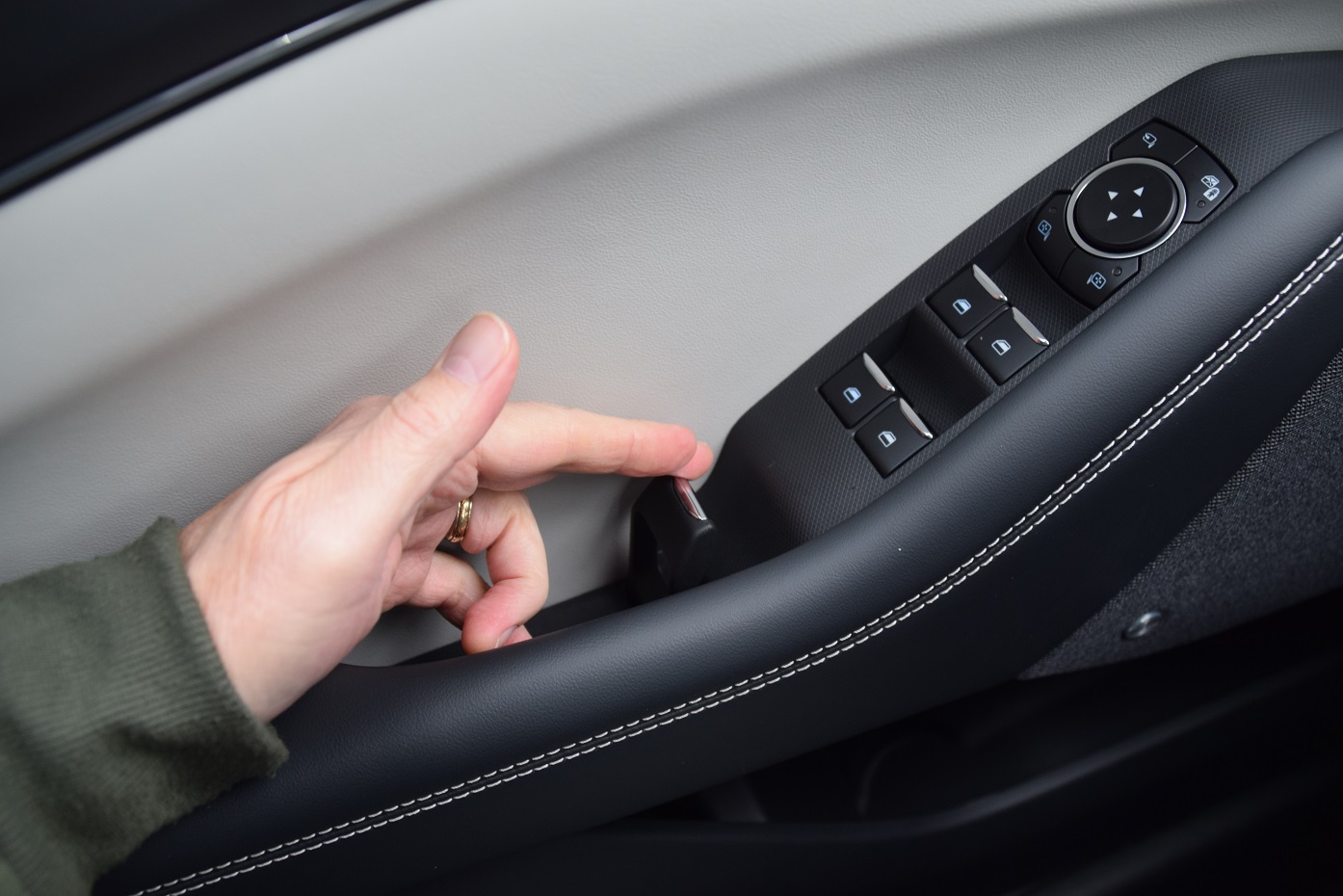 Tlačidlá namiesto kľučiek sú čoraz častejším javom, no ich funkčnosť pri výpadku prúdu nie je samozrejmá. Zákony však žiadajú riešenie.