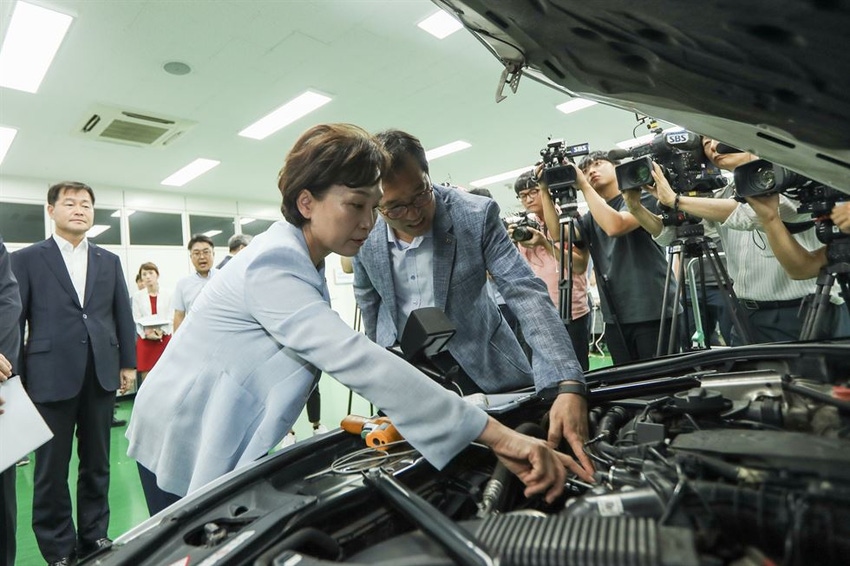 Transport Minister Kim studies BMW vehicle-inspection process at Korea Transportation Authority Safety Agency lab.