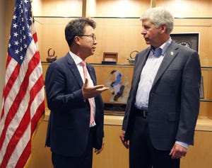 Michigan Gov Snyder right discusses new facility with LG Electronics USA SVP Chang
