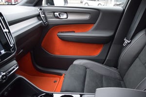 Volvo XC40 lava orange