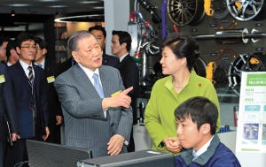 Hyundairsquos Mong discusses fuelcell vehicles with former South Korean President Park in 2015