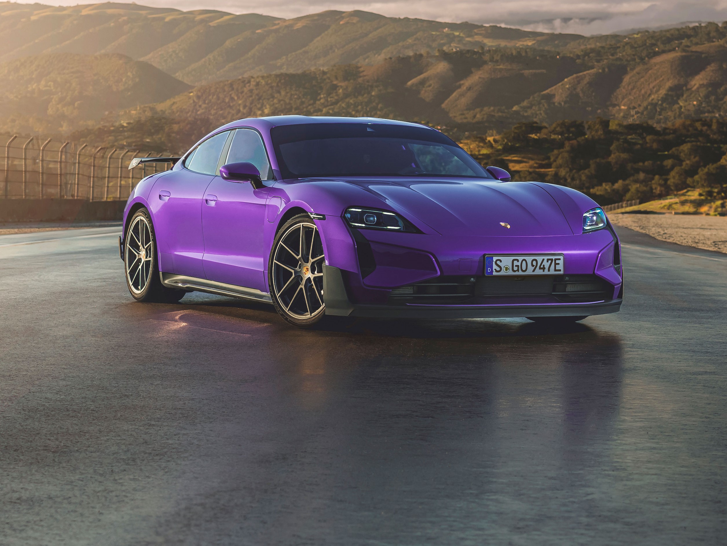 Porsche Unleashes 1 093 hp Taycan Turbo GT