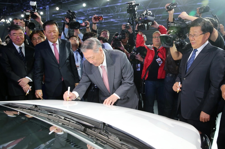 Hyundai CEO Chung signs Job 1 at opening of Cangzhou China plant in November 2016