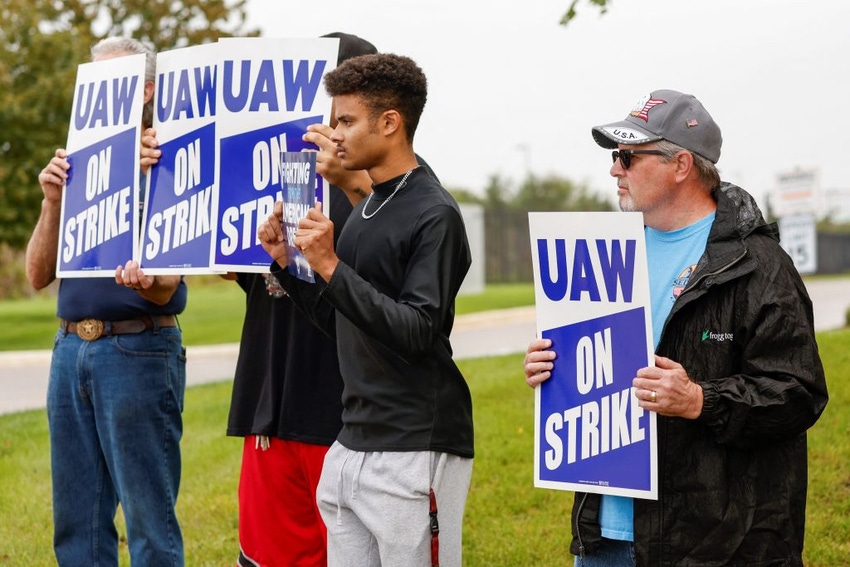 UAW picketers (Getty)
