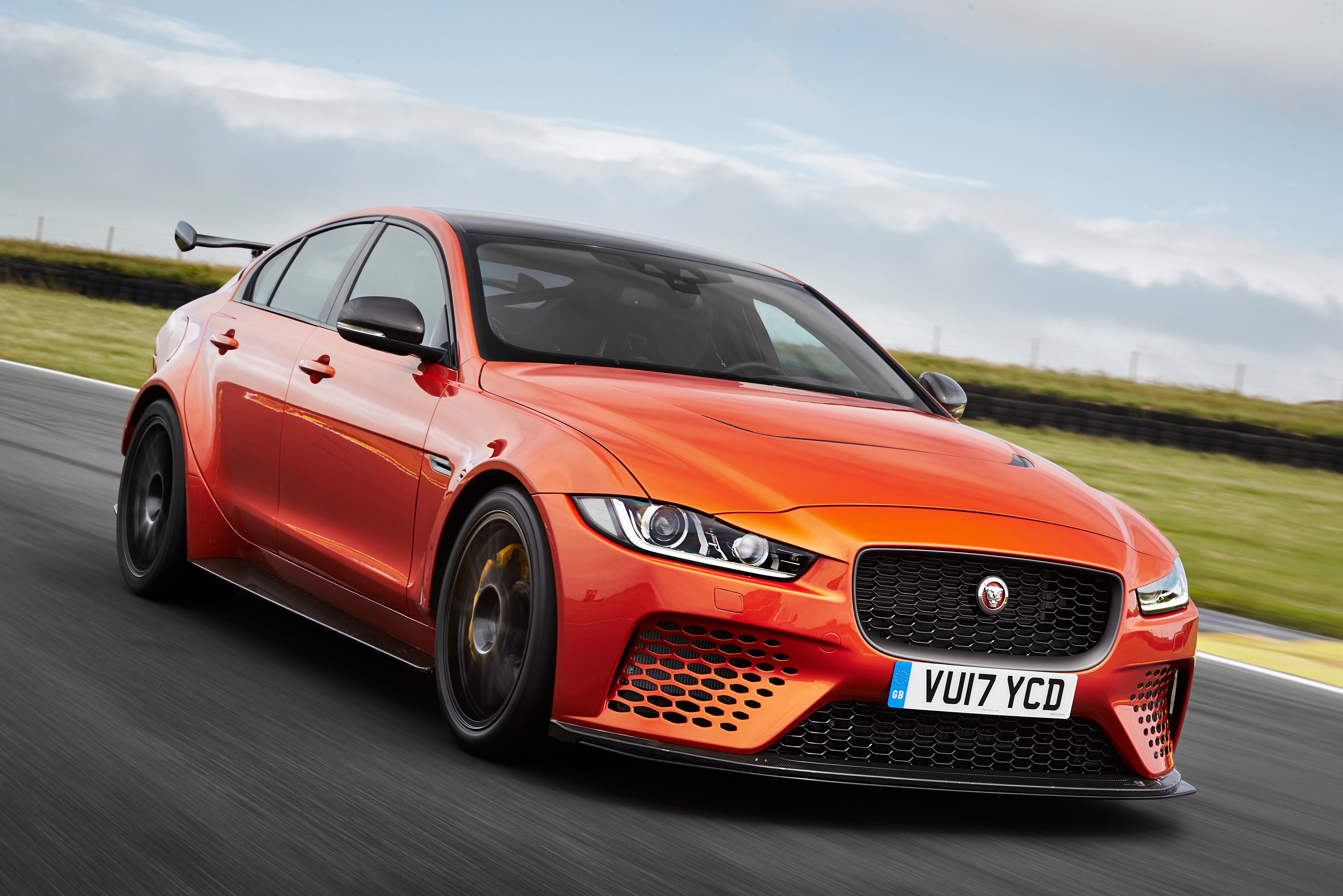 JAGUAR スポーツカー オレンジ