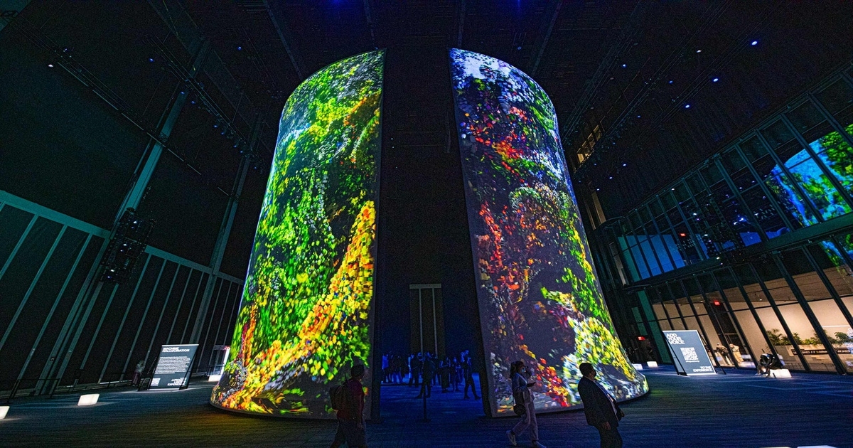 Installation Art Now　インスタレーションアート An enigmatic cloud floats above Tokyo streets in this