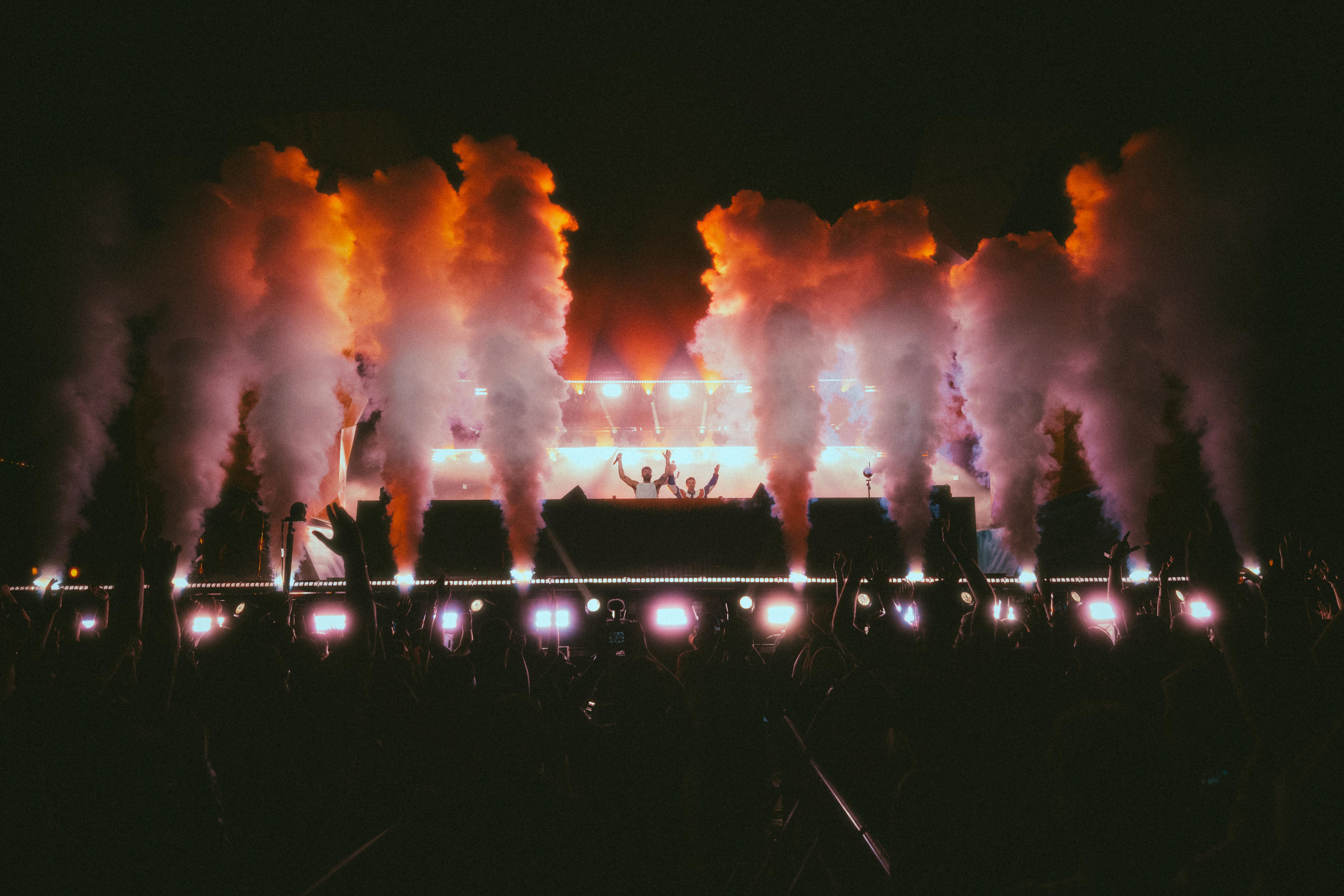 101224_Chainsmokers_WorldsAway_danielmacadangdang_1.67250518b15f7.png