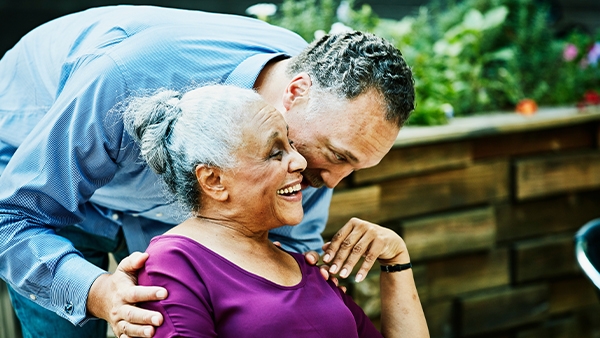 Ένας κύριος αγκαλιάζει μια κυρία 
