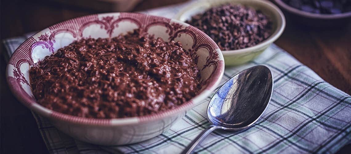 Bowl of creamy chocolate oatmeal Vegan Σοκολατένιο Πρωινό με Βρώμη