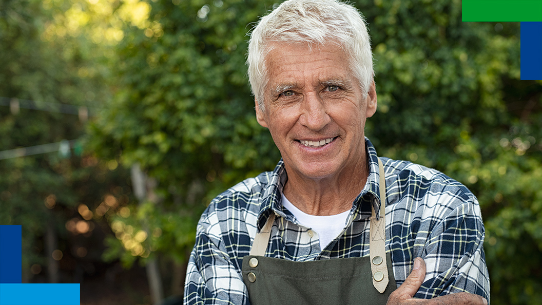 Ένας κύριος που φοράει μια πράσινη ποδιά
