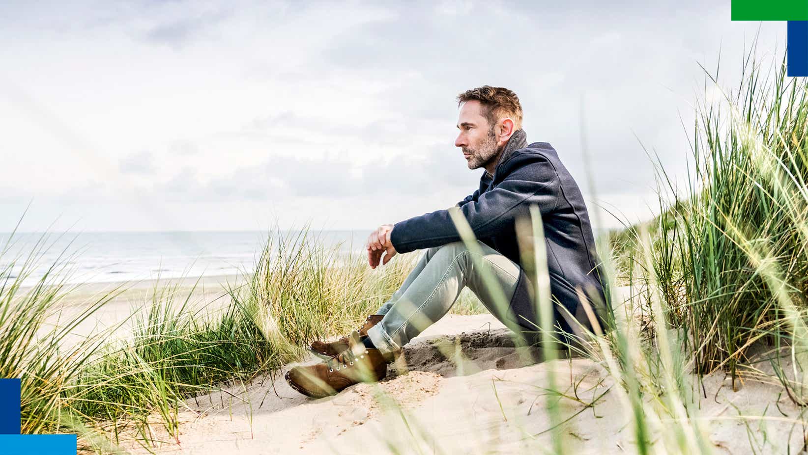 Ένας άνδρας κάθεται στην άμμο