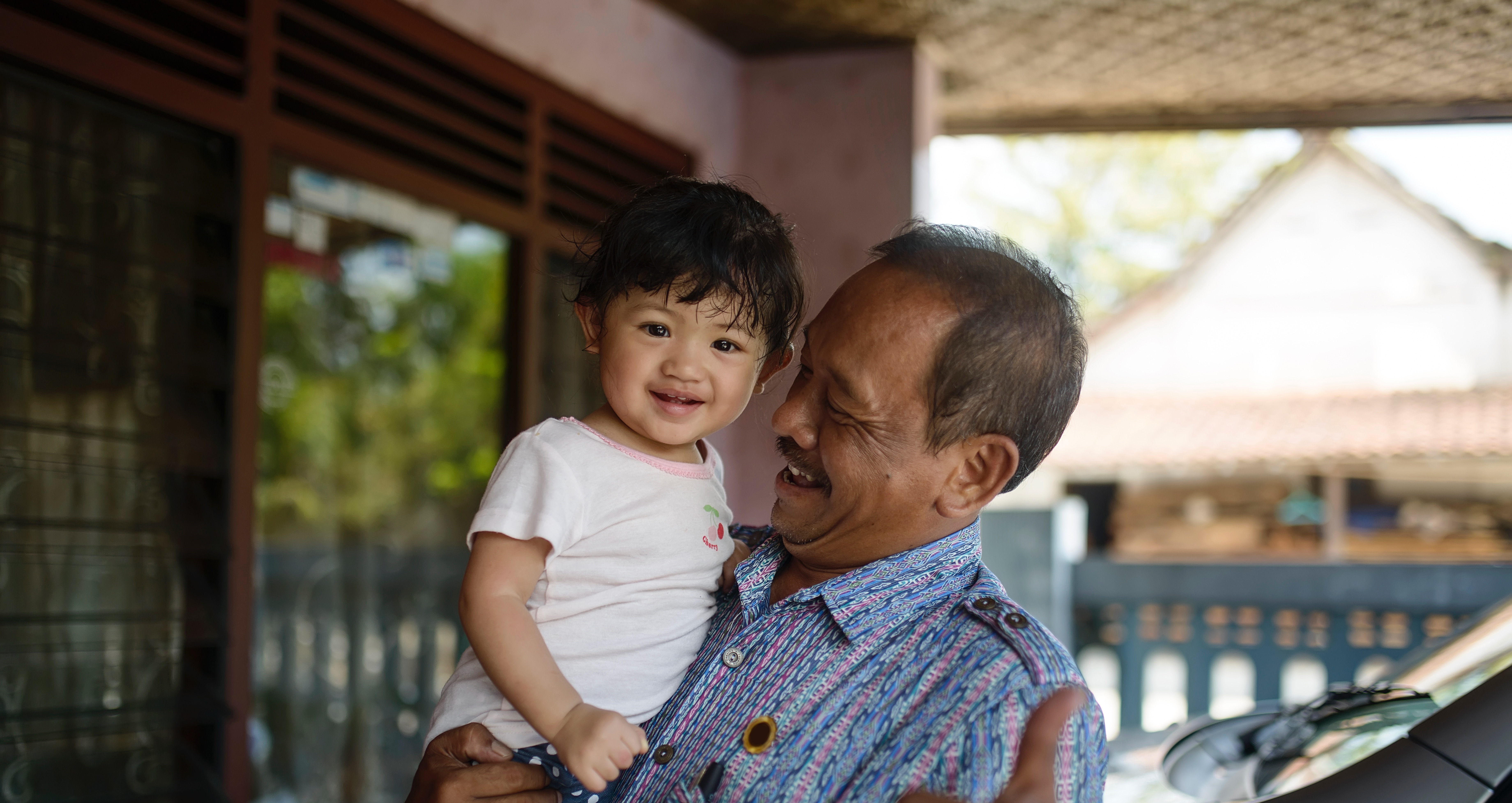 Ένας άντρας κρατά ένα μωρό αγκαλιά