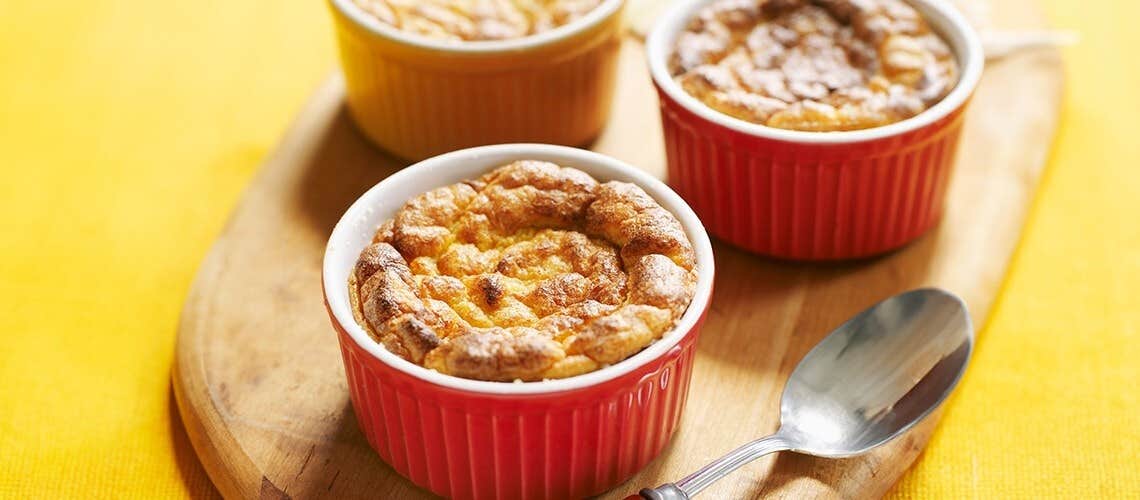 Golden egg soufflé served in small bowls Σουφλέ με Ασπράδια Αυγών, Μπρόκολο & Τυρί Cottage