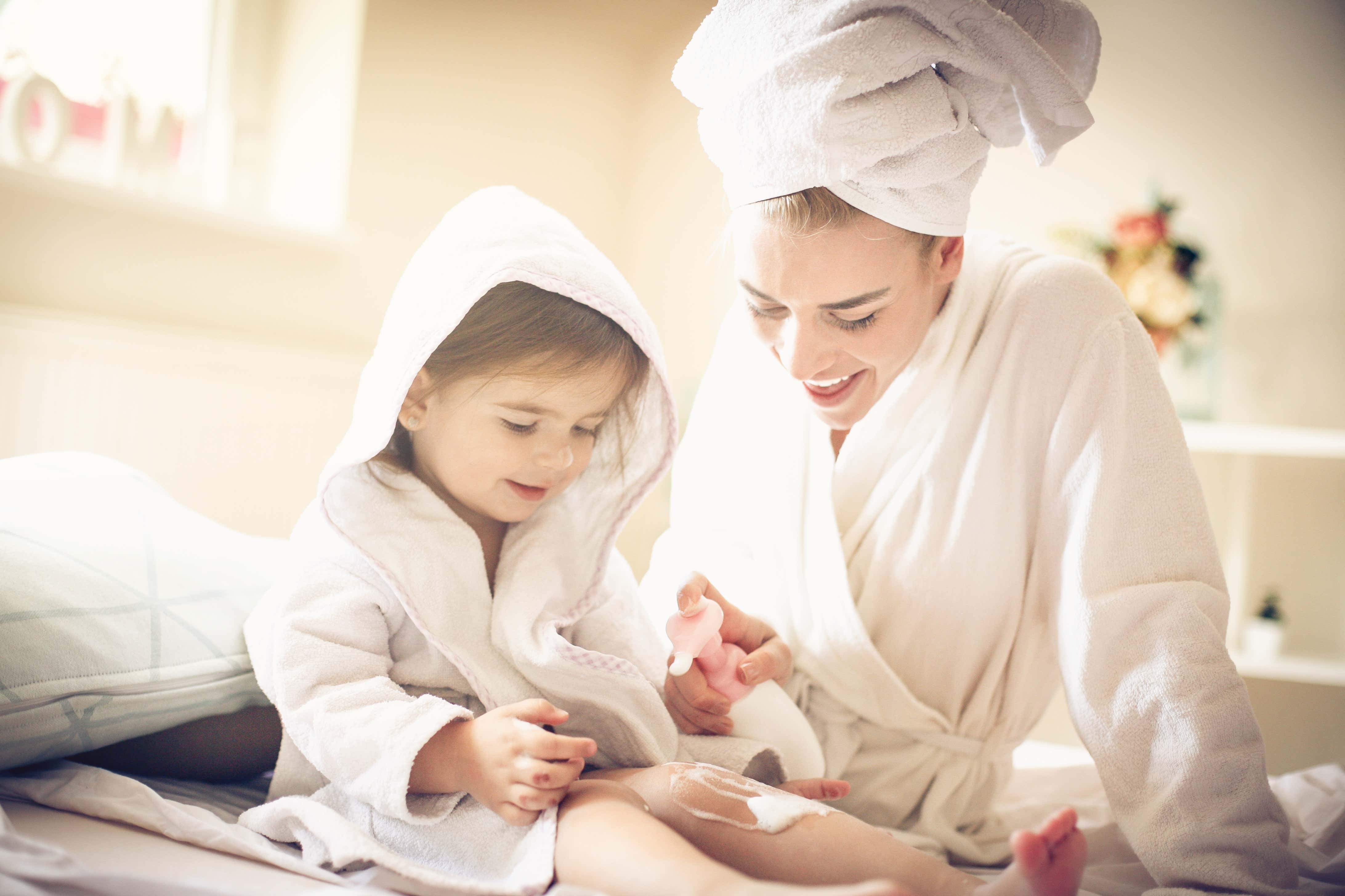 μαμά και κόρη φορώντας μπουρνούζια