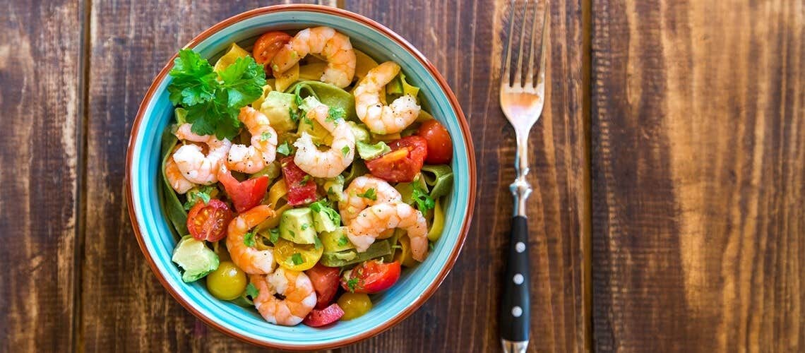 Avocado and shrimp salad with fresh green leaves in a bowl Σαλάτα με Αβοκάντο & Γαρίδες