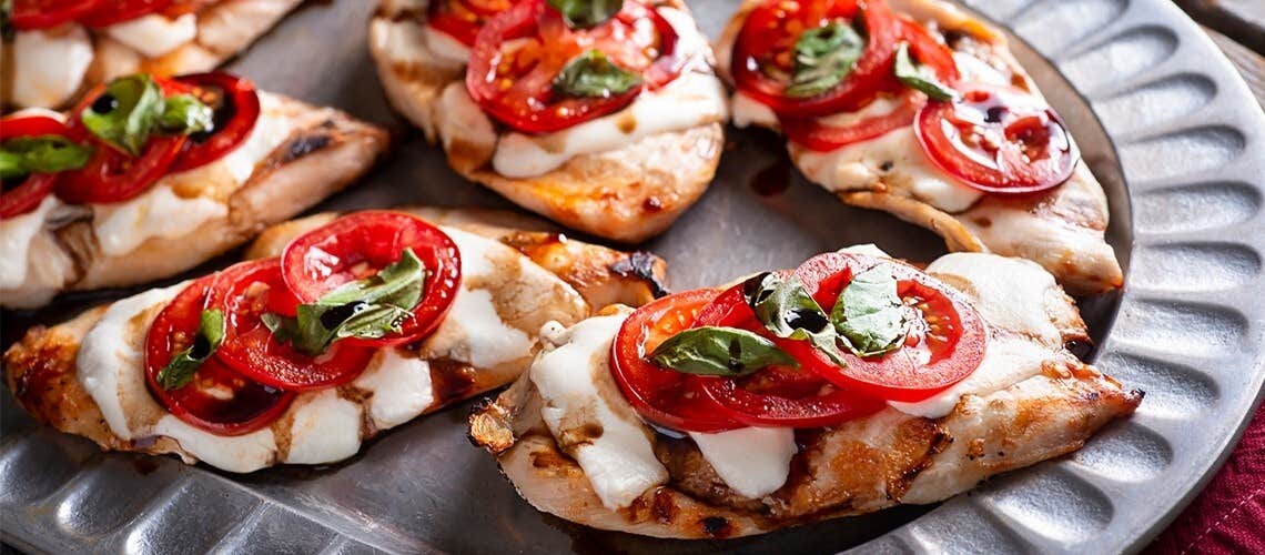 Chicken breast stuffed with spinach and melted mozzarella Κοτόπουλο Γεμιστό με Σπανάκι & Μοτσαρέλα