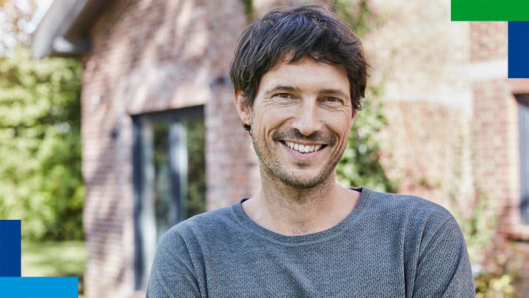 Ένας άνδρας χαμογελάει στην κάμερα