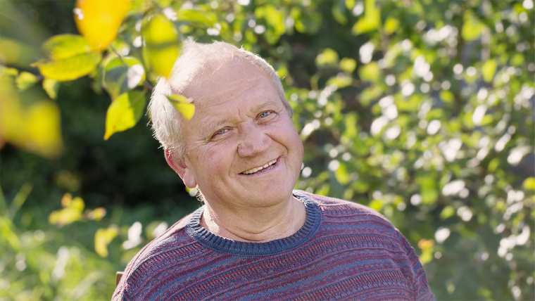 Ένας κύριος χαμογελάει στην κάμερα