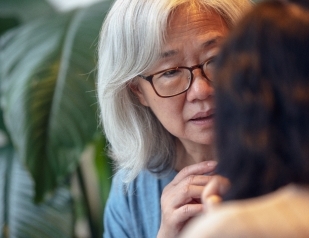 δύο γυναίκες μιλάνε