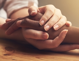 κρατώντας χέρια