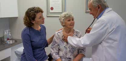 Γιατρός εξετάζει μια ηλικιωμένη κυρία